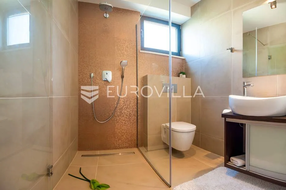trogir, prekrasna luksuzna vila nadomak mora - slika 12