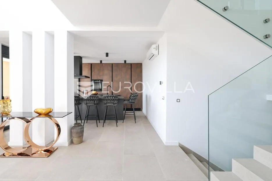 zadar, maslenica, luksuzna vila s bazenom i neometanim pogledom na more 254 m² - slika 22