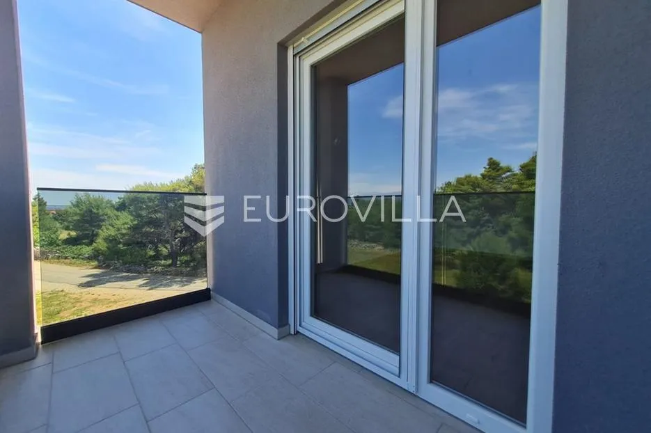 vir, komforan trosoban apartman u centru otoka s pogledom na more i krovnom terasom - slika 35
