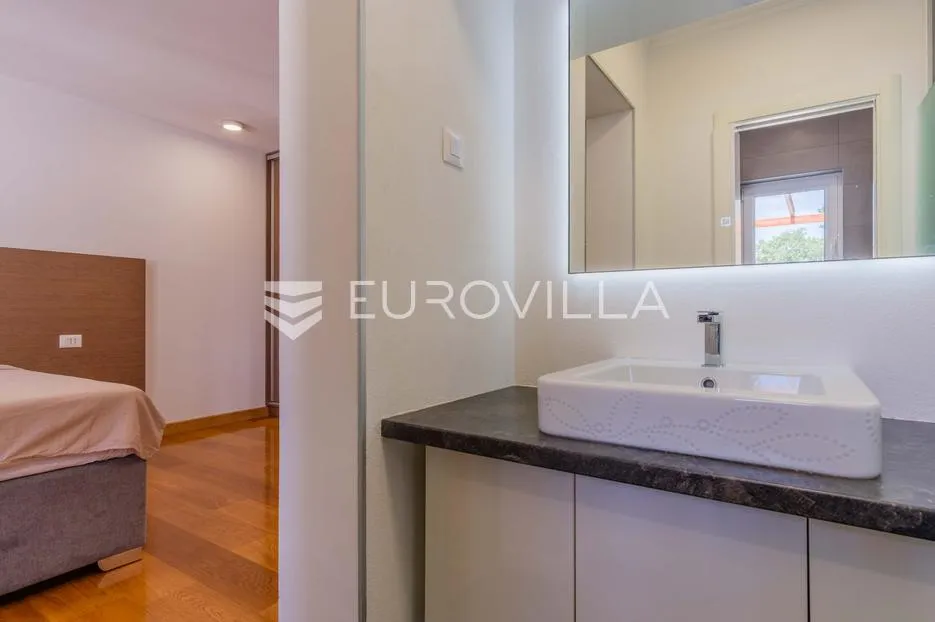 istra, poreč, unikatna dizajnerska vila s dodatnim apartmanom, wellnessom i grijanim bazenom - slika 60