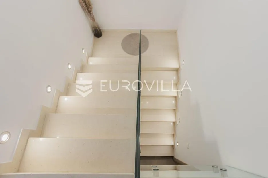 podstrana, strožanac, prekrasan dvoetažan penthouse - slika 9