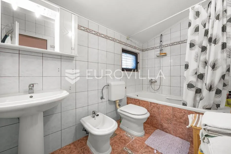 ližnjan, prostrana apartmanska kuća s tri stambene jedinice i vrtom - slika 14