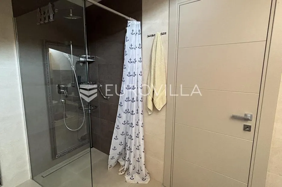 medulin, pješčana uvala, ekskluzivan penthouse prvi red do mora - slika 34