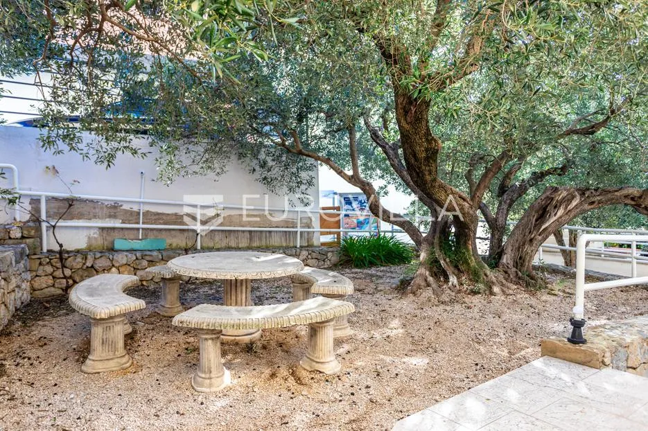 makarska, opremljen dvoetažni stan sa šest soba i privatnom garažom - slika 28