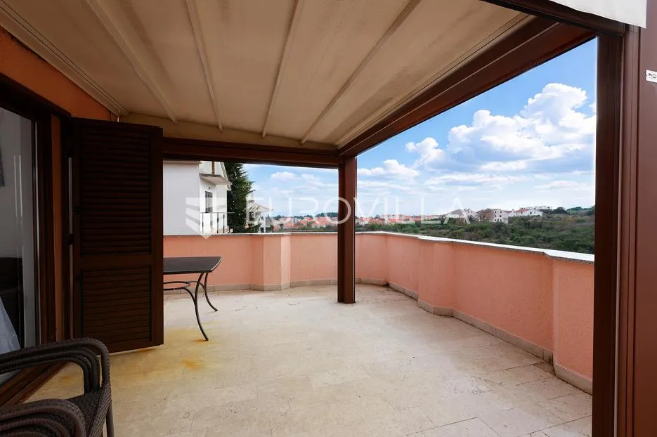 krk, uređen trosoban apartman, velika terasa s otvorenim pogledom - slika 4