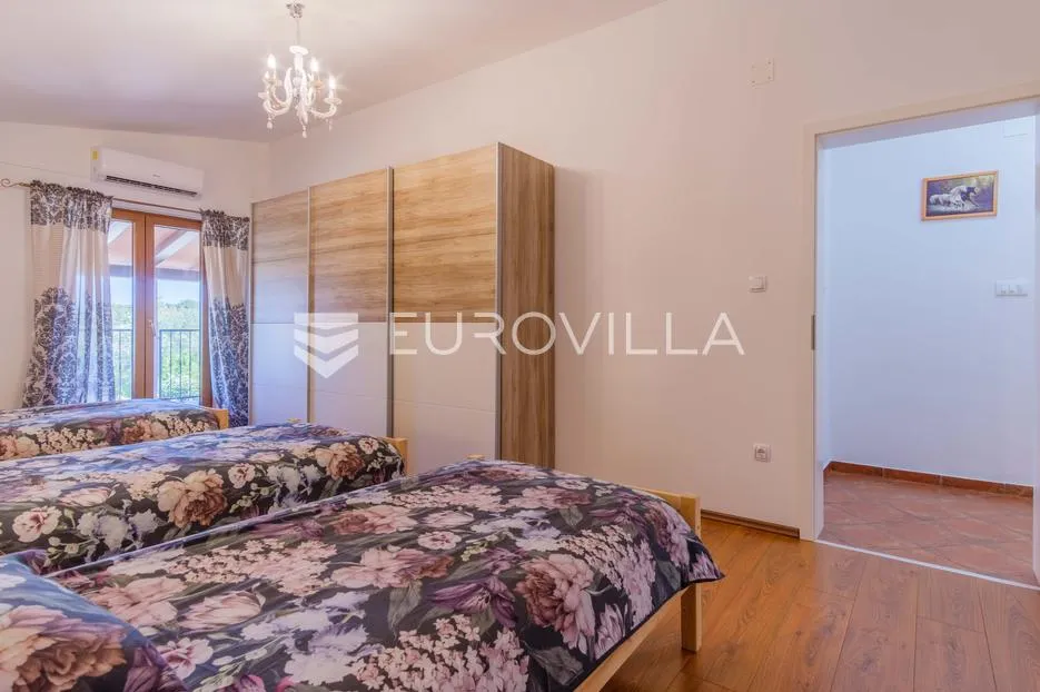 pula, valdebek, samostojeća vila s četiri zasebne stambene jedinice i maselnikom - slika 25