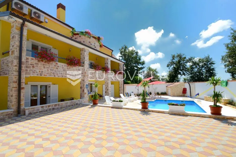 istra, okolica višnjana, apartmanska kuća 500 m² s bazenom i 4 stambene jedinice - slika 6