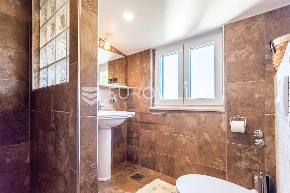 brač, supetar, kuća ukupne površine 372 m² na zemljištu površine 411 m² - slika 17