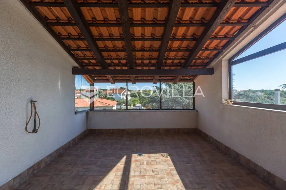 pula, veli vrh, vila s 4 odvojena apartmana, bazenom i velikom okućnicom - slika 25