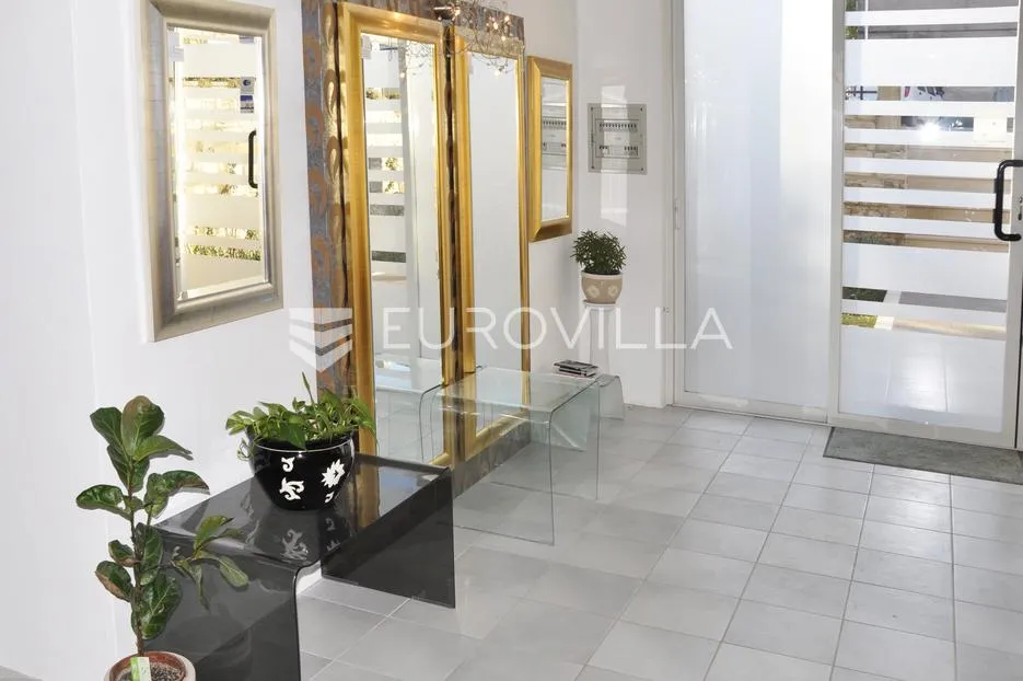 Istra, Buje, stambeno poslovna kuća 750m2 u centru grada