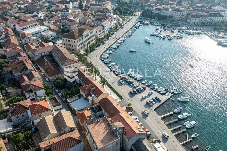 otok korčula, vela luka, kamena kuća u centru mjesta - slika 3