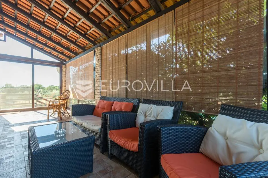 pula, veli vrh, vila s 4 odvojena apartmana, bazenom i velikom okućnicom - slika 43