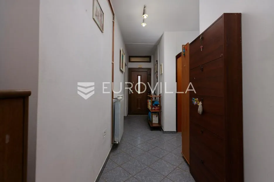 drenova, trosoban stan s dvije kupaonice, terasa i dio vrta, prizemlje obiteljske kuće, 72 m² - slika 5