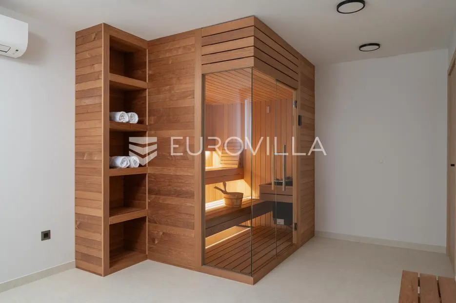 split, podstrana, urbana vila s bazenom, saunom, jacuzzijem i garažom - slika 12