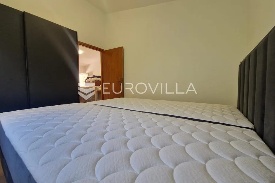 vir, kuća s dva apartmana, 6 spavaćih soba i velikim privatnim dvorištem - slika 32