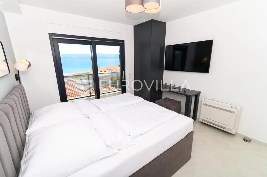 omiš, elegantna vila s tri stana i otvorenim pogledom na more - slika 13
