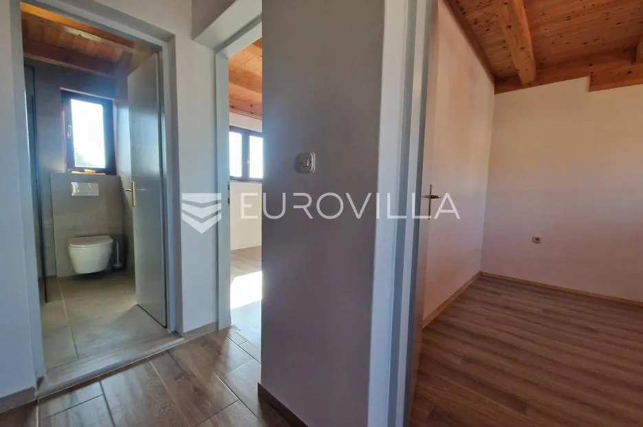 vir, 120 m od plaže, trosobni renovirani apartman s pogledom na more - slika 15