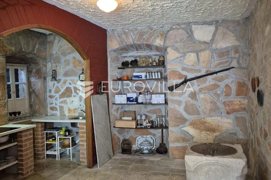 brač, milna, dvojna kamena kuća s uhodanim restoranom, prvi red do mora - slika 11