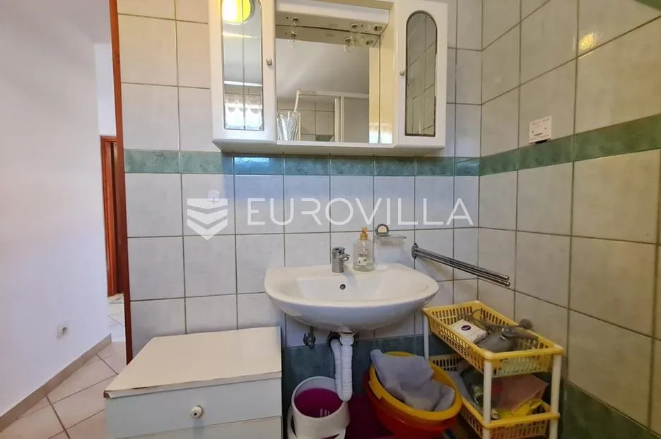 vir, nekretnina na izvrsnoj lokaciji, 40 m od mora, s dva odvojena apartmana - slika 25