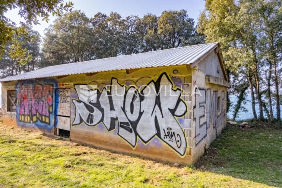istra, banjole zemljište 2700 m2 prvi red do mora s dva legalizirana objekta 67 m2 i 24 m2 - slika 4