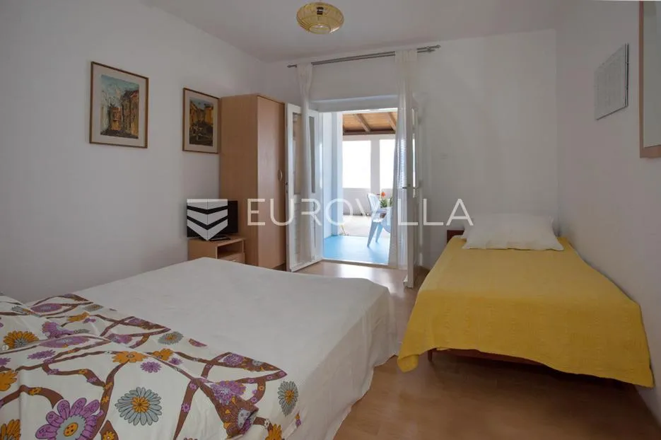 hvar, sućuraj, kuća s četiri stambene jedinice u prvom redu do mora - slika 18