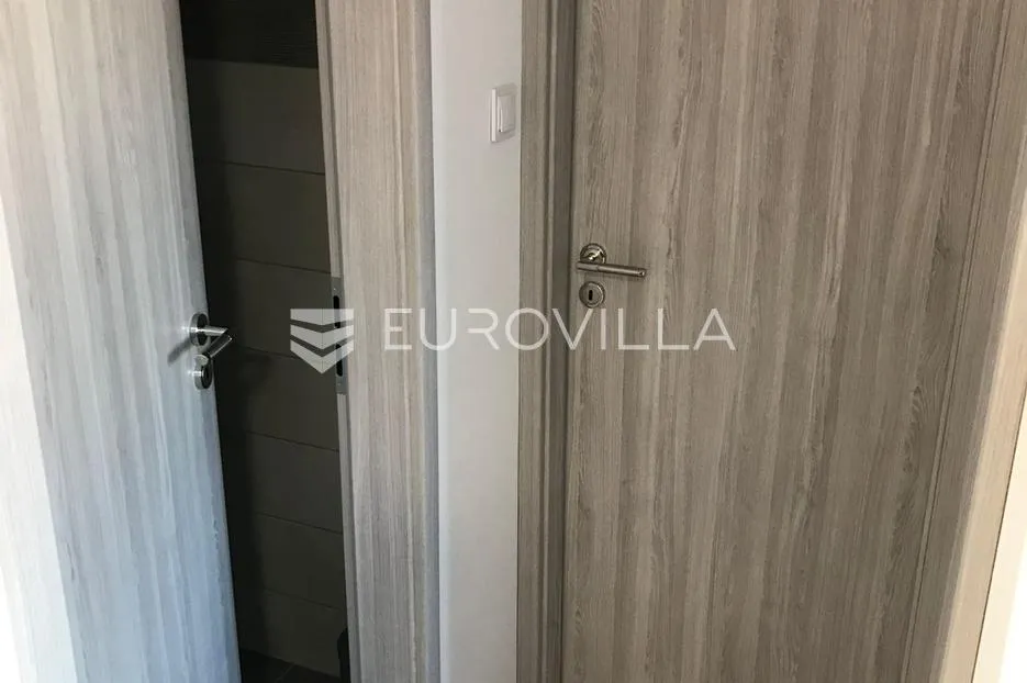 zagreb, amruševa, šesterosoban stan površine 129 m² - slika 25