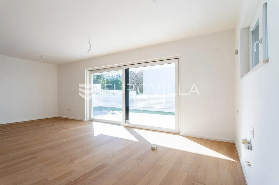 vodice, novogradnja, prostran apartman s dvorištem u centru mjesta, 148,24 m² - slika 2