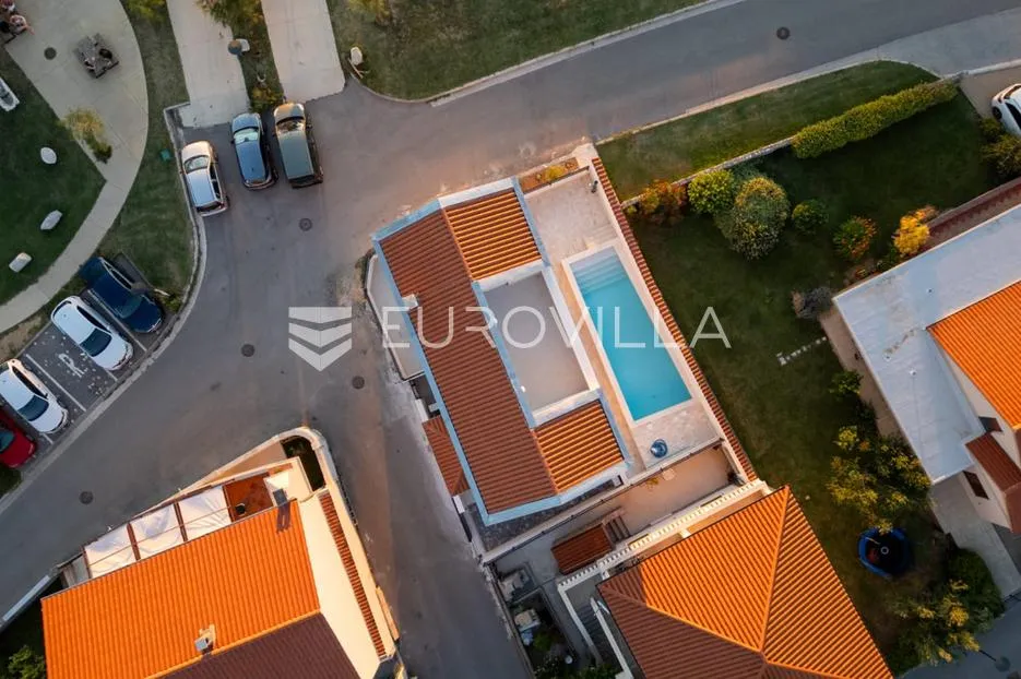 zadar, nin, moderna kuća s bazenom prvi red uz more - slika 11