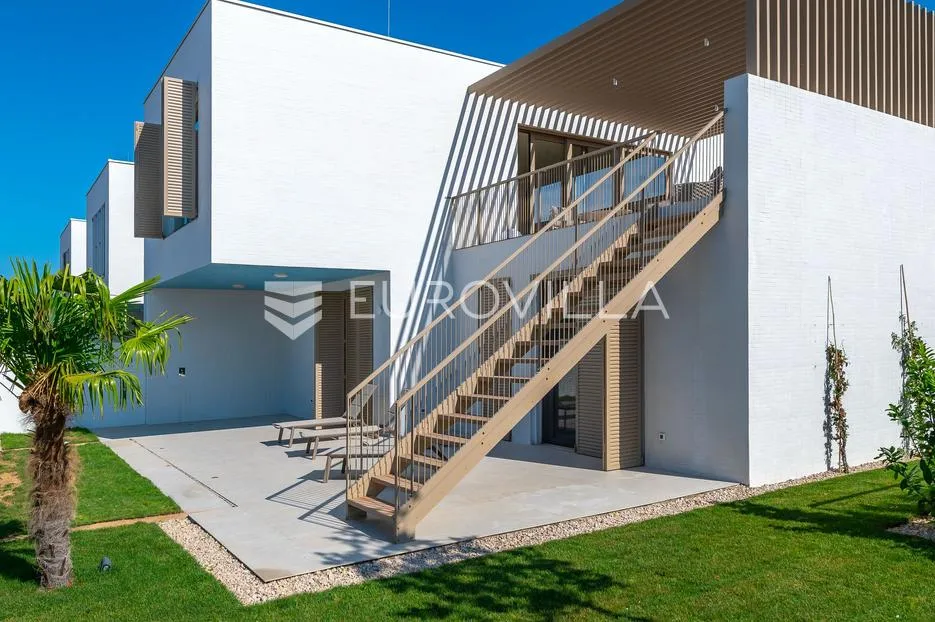 šibenik, brodarica, prekrasna vila s bazenom, prvi red do mora - slika 43