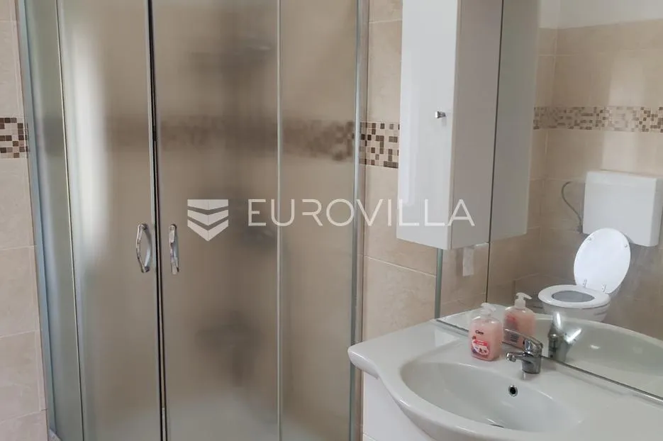 istra, tinjan, samostojeća kuća s bazenom i okućnicom 350m2 - slika 36