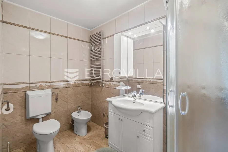 istra, umag - unikatna villa nkp 400 m2 na svega 30 m od mora - slika 49