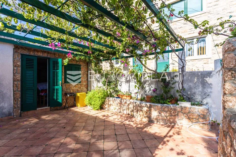 hvar, lijepa kuća na južnoj strani otoka 1.red uz more - slika 6