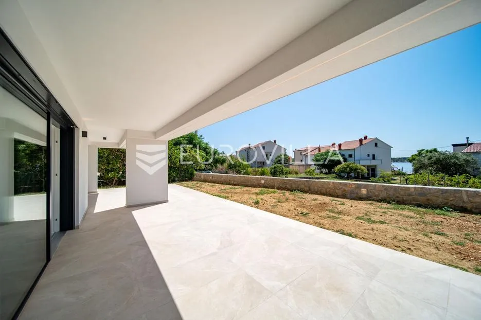 otok rab, barbat, moderan trosoban stan 107 m², privatni vrt - slika 15