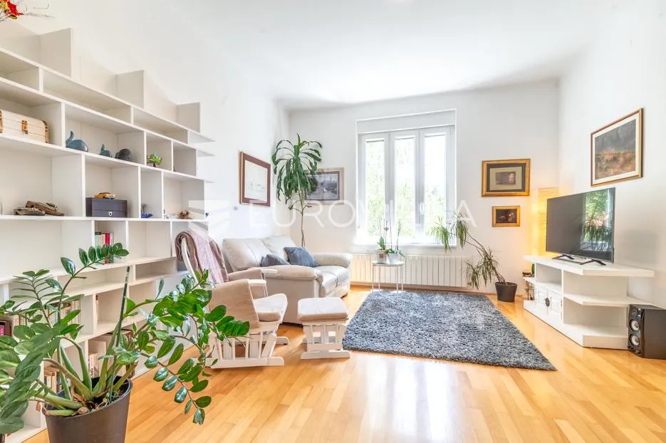 Zagreb, centar, komforan trosoban stan s balkonom neto korisne površine 80 m²