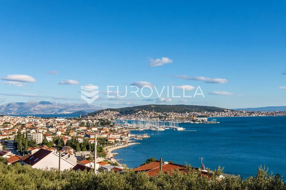 Trogir, moderan jednosoban stan s natkrivenim balkonom južne orijentacije