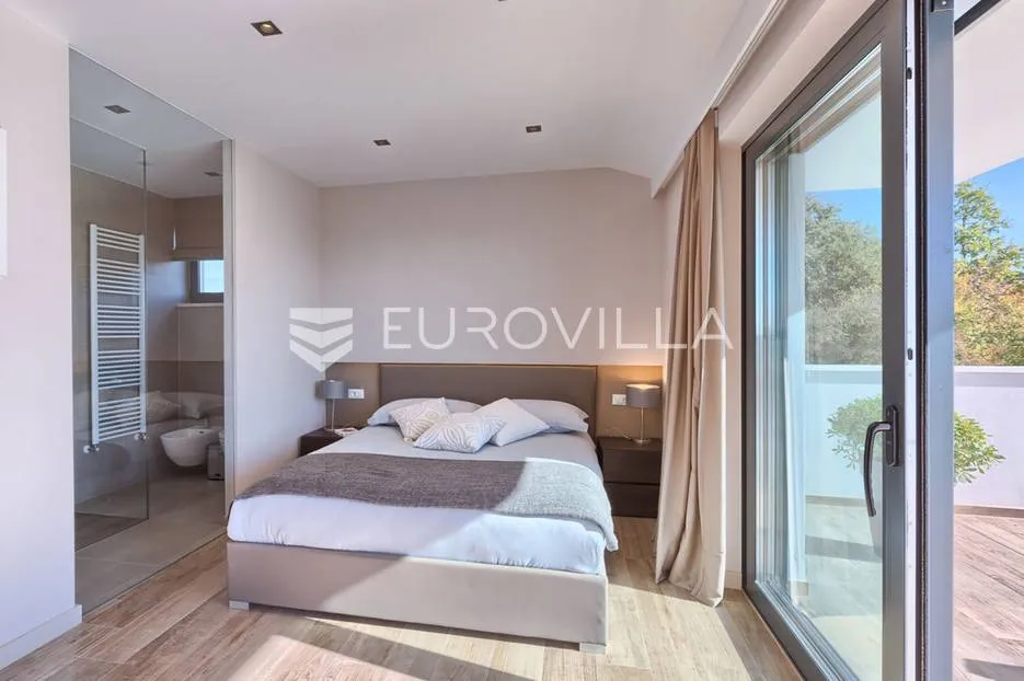 višnjan, prekrasno raspoređena vila okružena zelenilom, nkp 242 m2, na velikoj uređenoj okućnici - slika 42