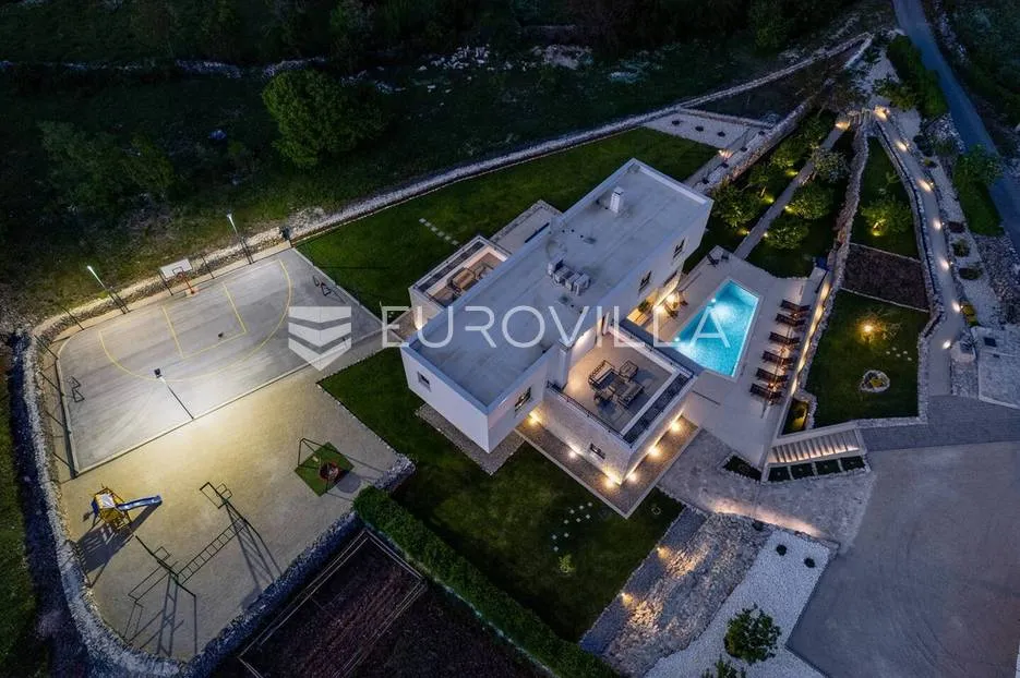 trilj, ugljane prekrasna villa s bazenom - slika 2
