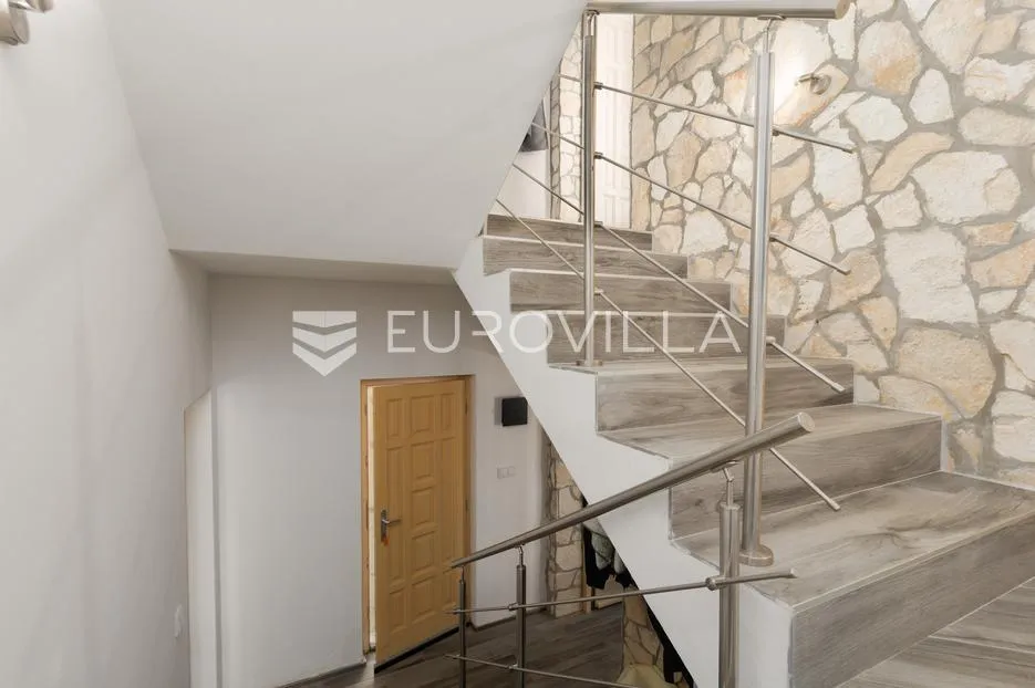 medulin, kuća s bazenom, dvije krovne terase i panoramskim pogledom na more - slika 9