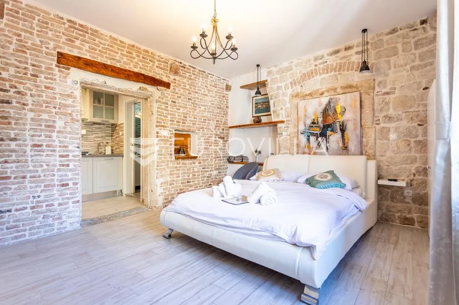 trogir, tri studio apartmana u centru grada - slika 17