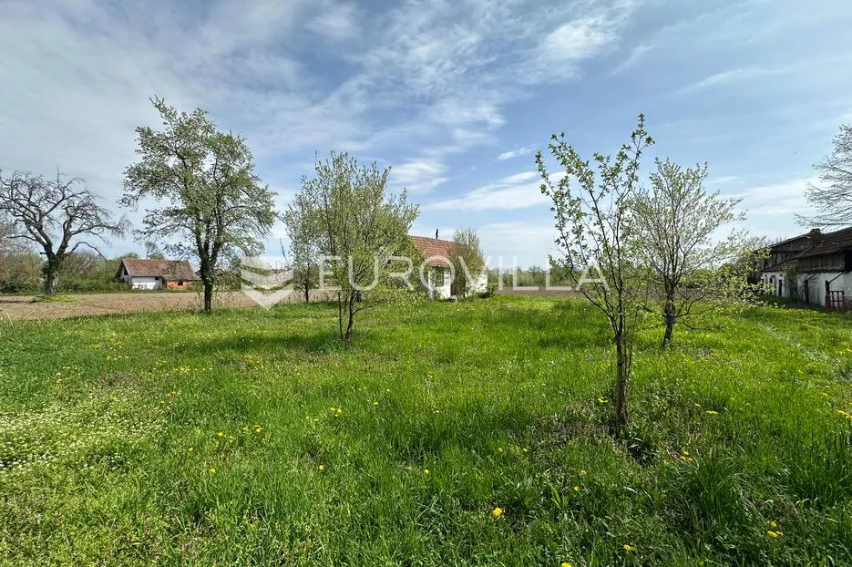 Vinkovci, Vikend naselje Zalužje, građevinsko zemljište površine 8631 m² s kućom 46 m²