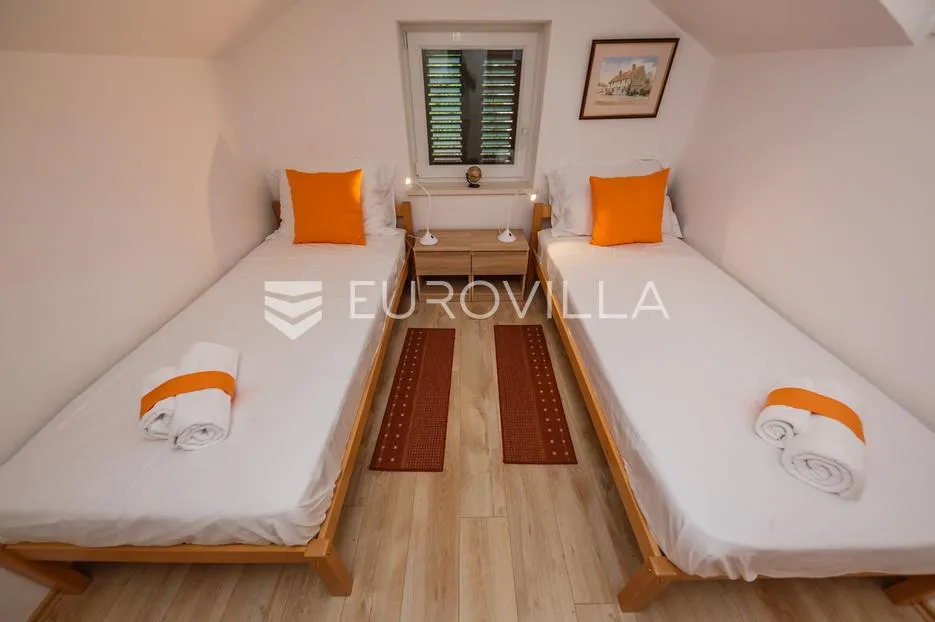 brač, splitska, vila s bazenom prvi red uz more, 180 m² - slika 13