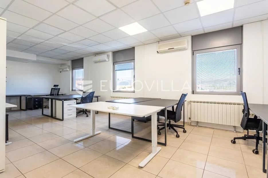 split, prostran poslovni prostor površine 363,53 m² - slika 11