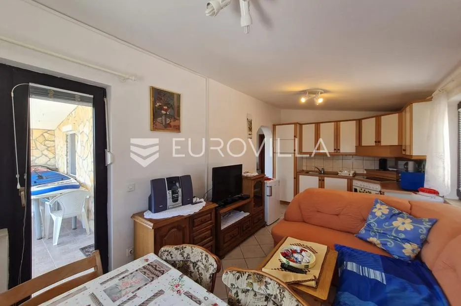 vir, nekretnina na izvrsnoj lokaciji, 40 m od mora, s dva odvojena apartmana - slika 20