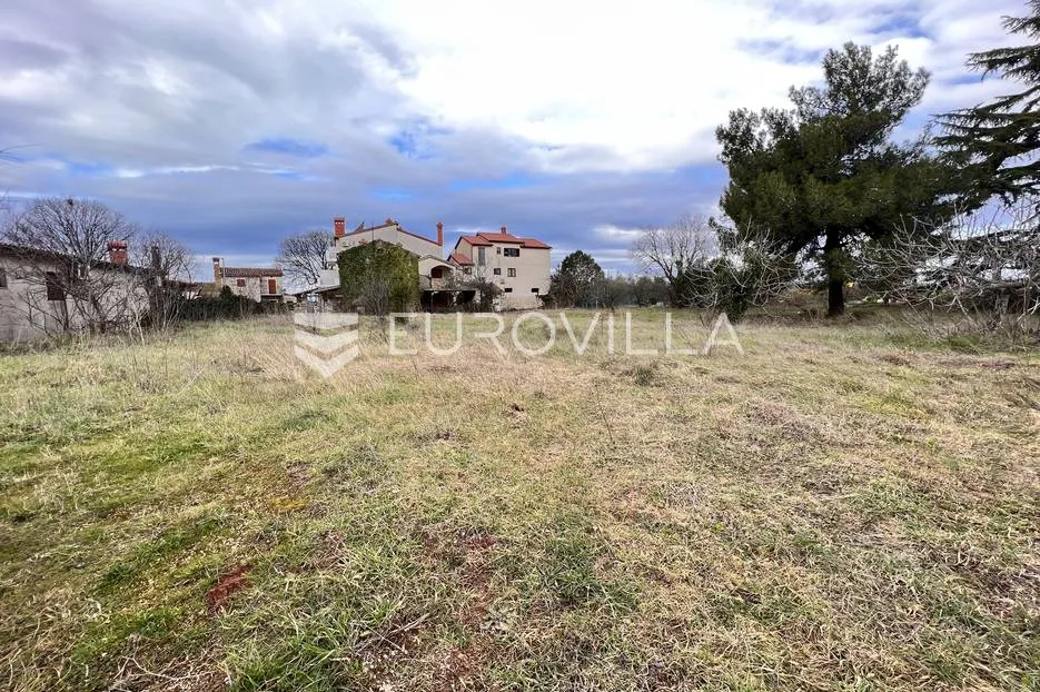 Istra, Valbandon - građevinska parcela na mirnoj lokaciji, 1940 m2 te kuća 146 m2 - Valbandon, Fažana