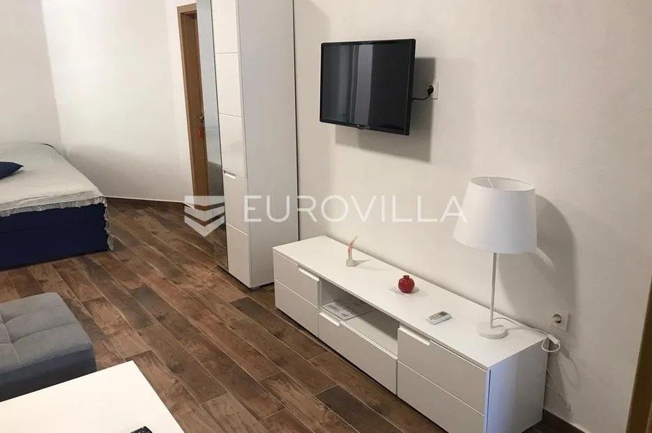 starigrad, tribanj, prostrana kuća s pogledom na more i šest apartmana - slika 12