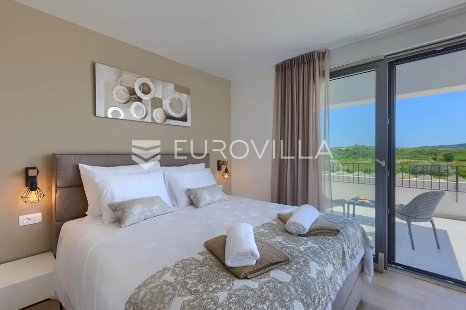 istra, brtonigla, moderna vila s bazenom i jacuzzijem - slika 35