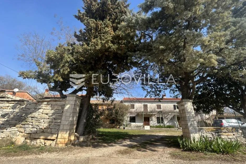 kaštel, plovanija velika stara samostojeća kuća - stancija - slika 2