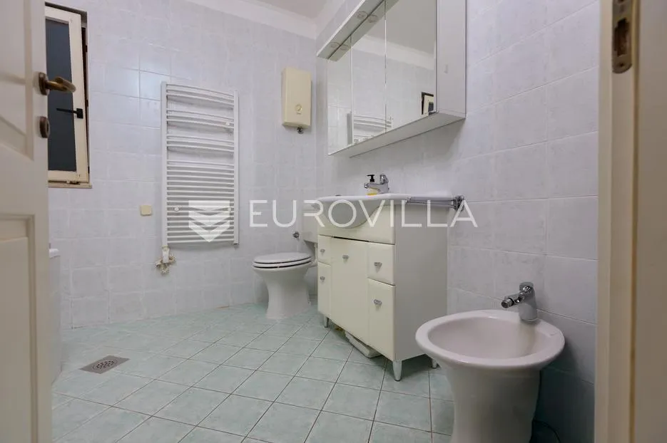 lovran, centar, četverosoban stan od 109 m², pogled na more, 20 m od plaže - slika 13