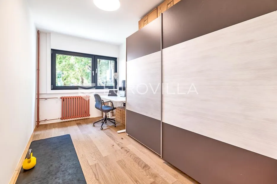 zagreb, jarun, novoadaptiran trosoban stan s dvije garaže loggia i spremište - slika 9