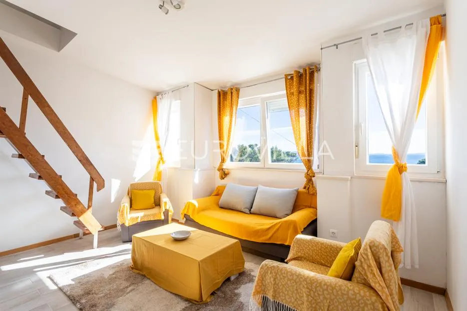 split, meje, dvosoban stan s pogledom blizu plaže - slika 1